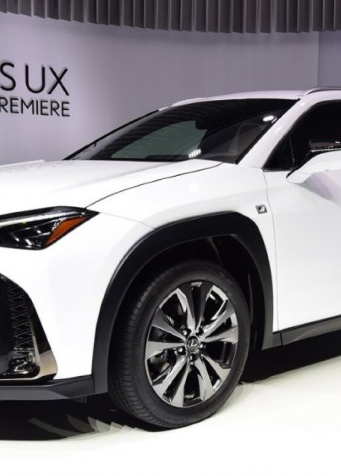 لكزس تعرض سيارة UX 2020 كروس أوفر الجديدة