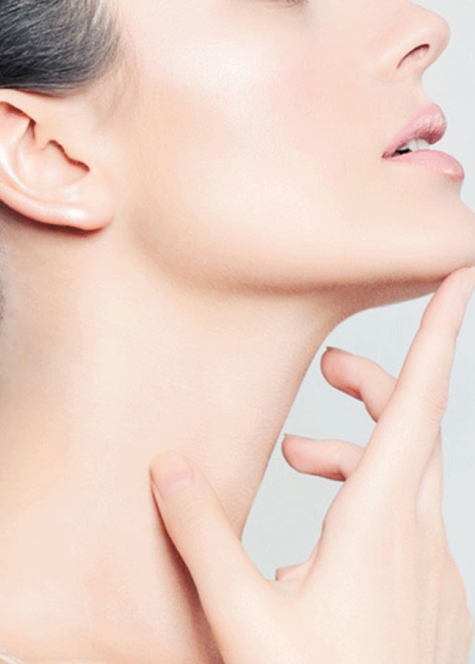 يعمل الليزر على تحفيز إنتاج الكولاجين فيبدو جلد الرقبة أكثر نعومة وحيوية