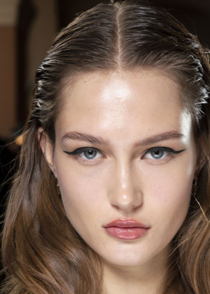 طرق بسيطة لرسم الايلاينر الاسود اثناء الحجر المنزلي من Ashish