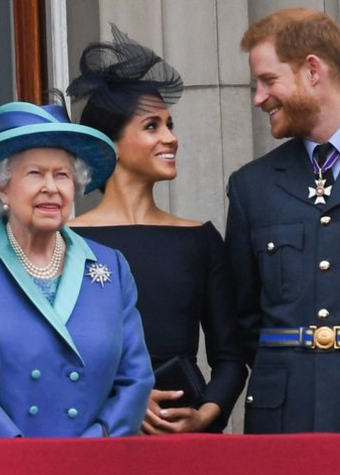 ملكة بريطانيا والثنائي ساسيكس