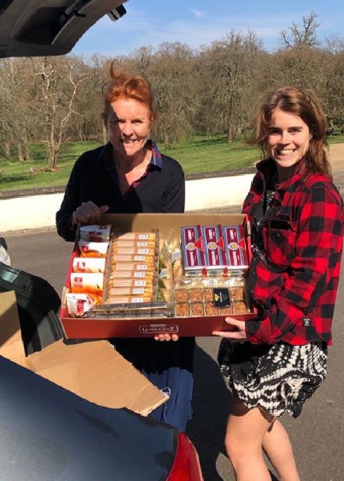 دوقة يورك والأميرة يوجين وزعتا 100 كغ من الحوليات على الطواقم الطبية