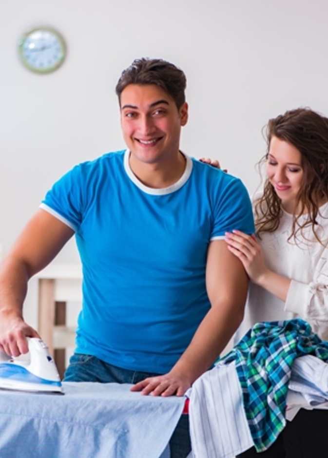 دور الأب والأبناء في مساعدة الأم في فترة الحجر المنزلي 