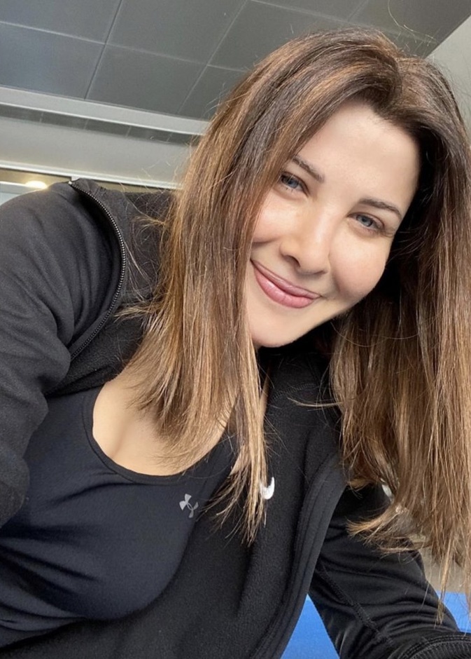 يبدو أن نانسي عجرم حريصة على ممارسة التمارين الرياضية حتى في الحجر المنزلي 