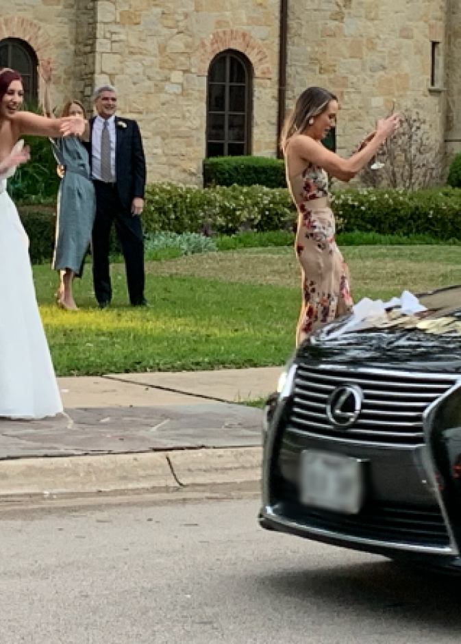 حفل زفاف في زمن كورونا ومفاجئة مبهرة من المهنئين للعروسين