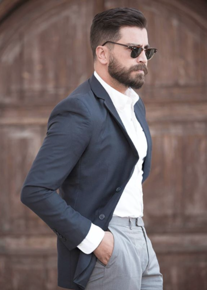 رقي وأناقة البليزر الكحلي مع القميص الأبيض والسروال الرمادي