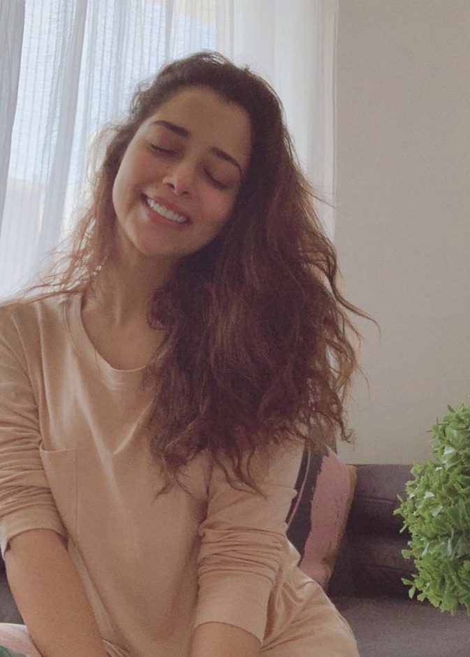 تطل بلقيس فتحي بدون مكياج وببشرة مشعة خلال الحجر المنزلي