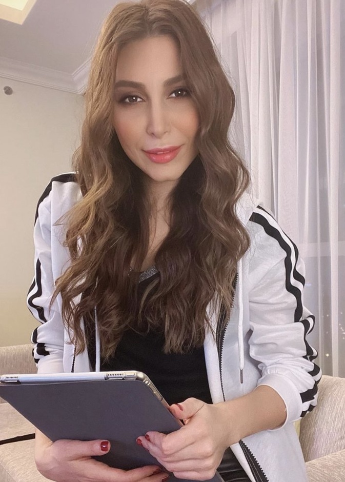 حفزت يارا متابعيها على البقاء في المنزل من خلال حفلها الغنائي البسيط عبر الانترنت