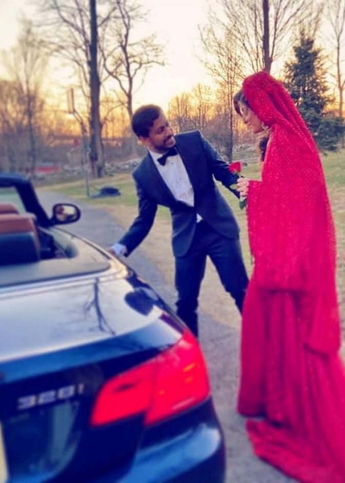 ودعت العروس عريسها بعد مراسيم حفل الزفاف الصغير للعودة الى المستشفى و مكافحة وباء كورونا