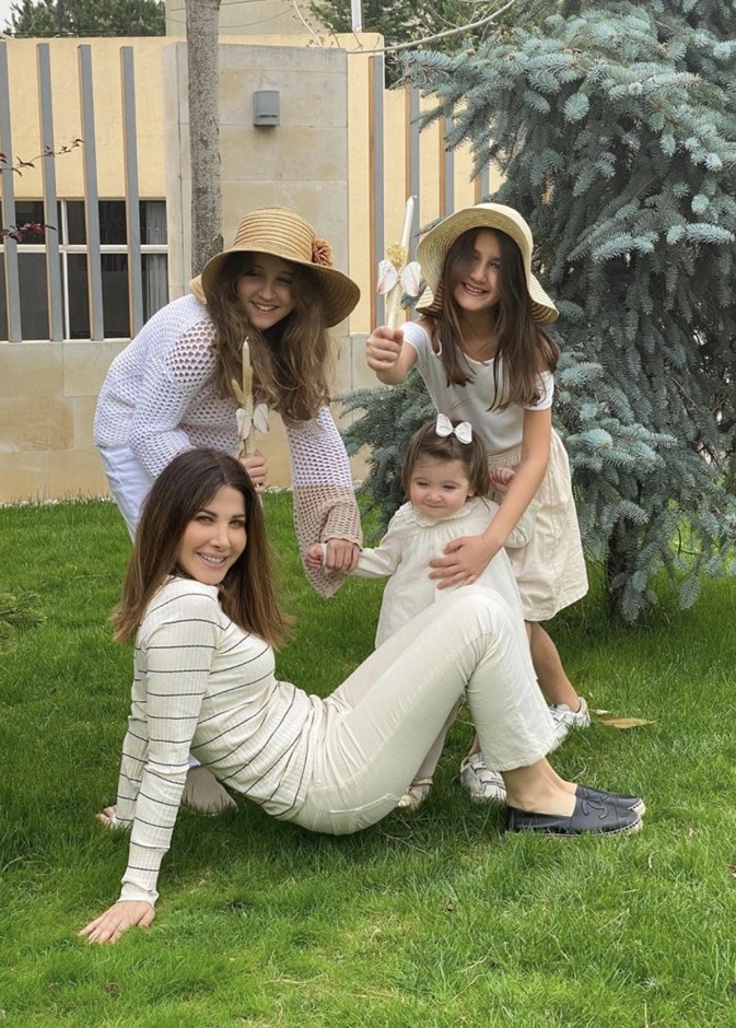 صورة لطيفة تجمع بين نانسي عجرم وبناتها