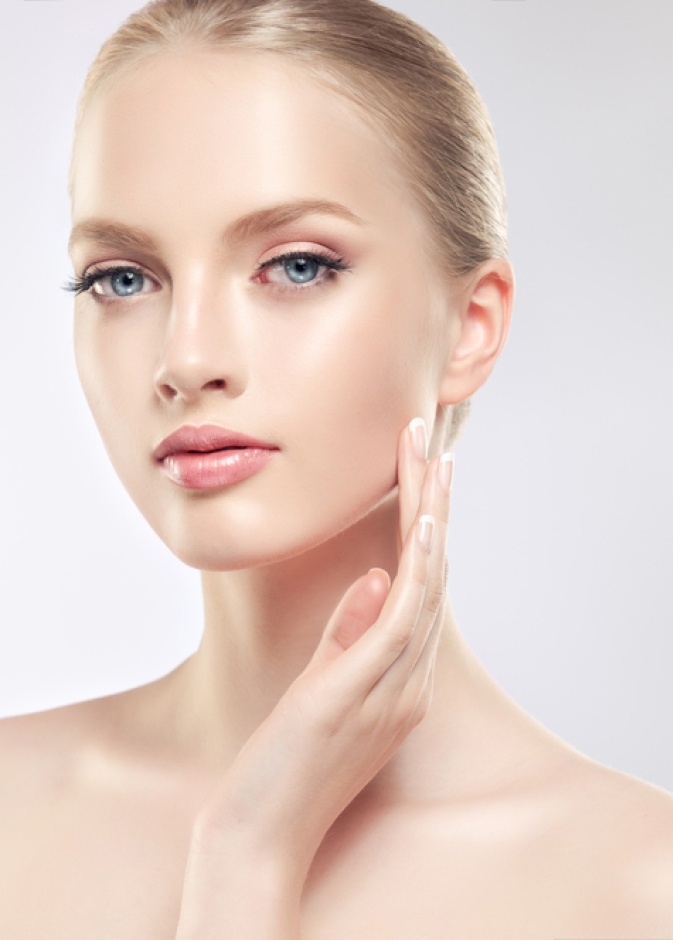  خففي من التوتر أثناء الحجر المنزلي بتدليك وجهك