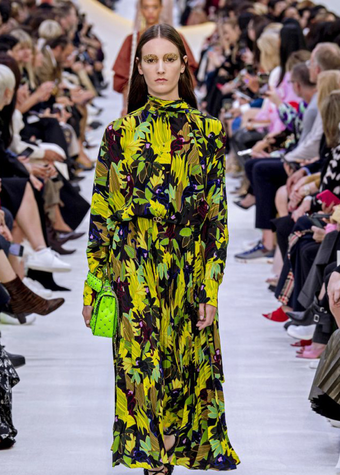 فساتين ربيعية مشجرة وهندسية من Valentino.jpg