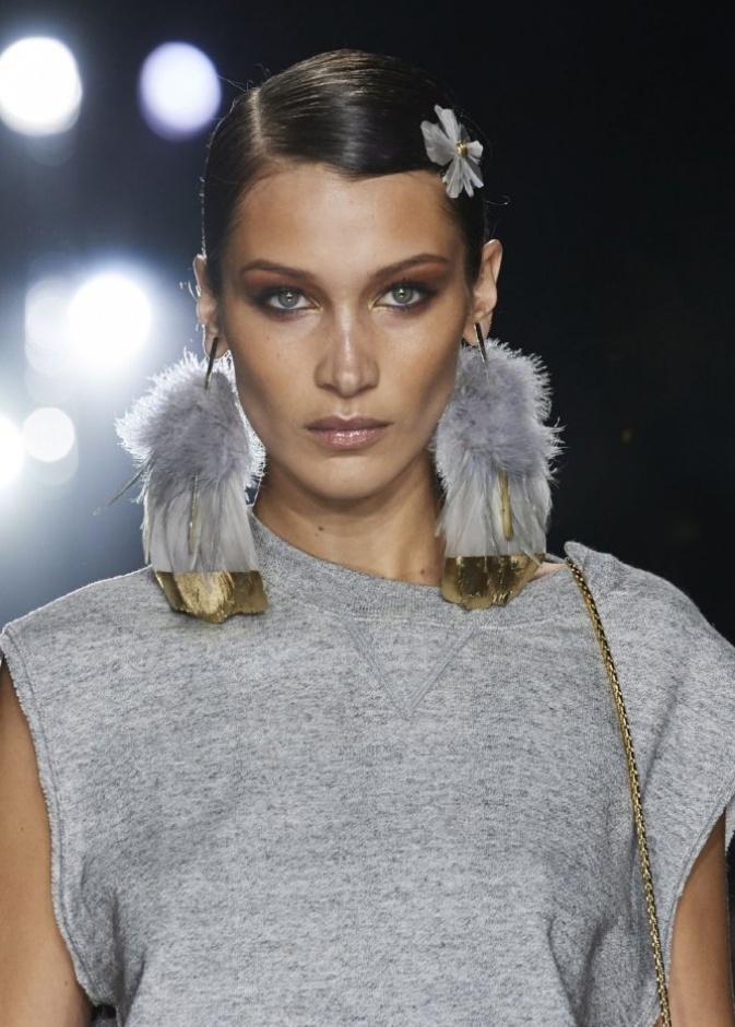 مكياج سموكي باللون البرونزي البراق والساحر من Tom Ford