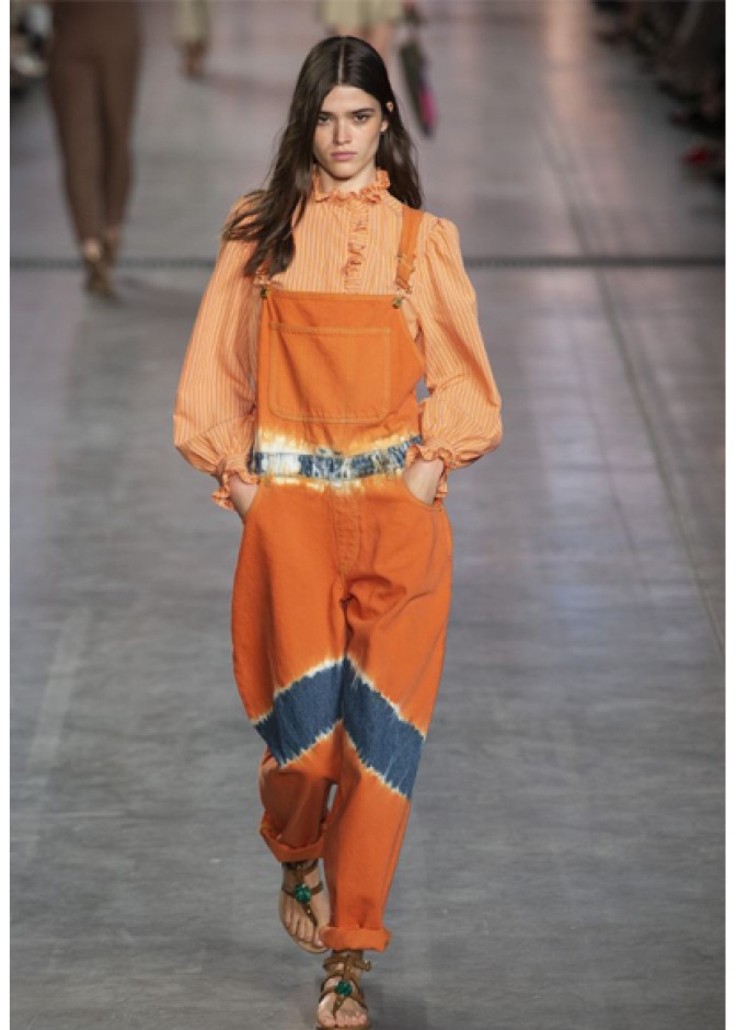 ألوان موضة صيف 2020 مرجانية خلال الحجر المنزلي من Alberta Ferretti