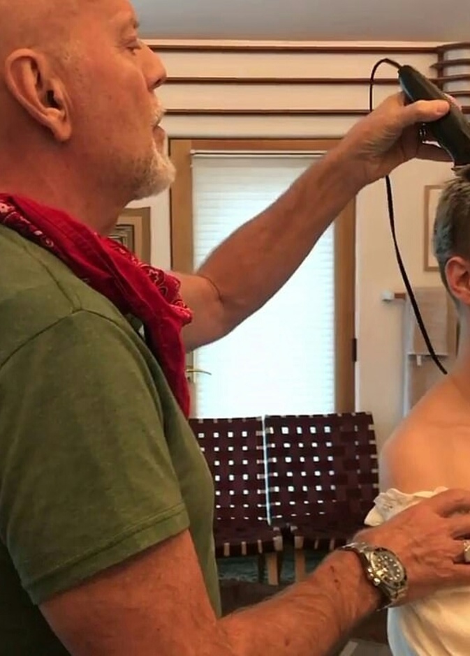 بروس ويليس يحلق شعر ابنته 