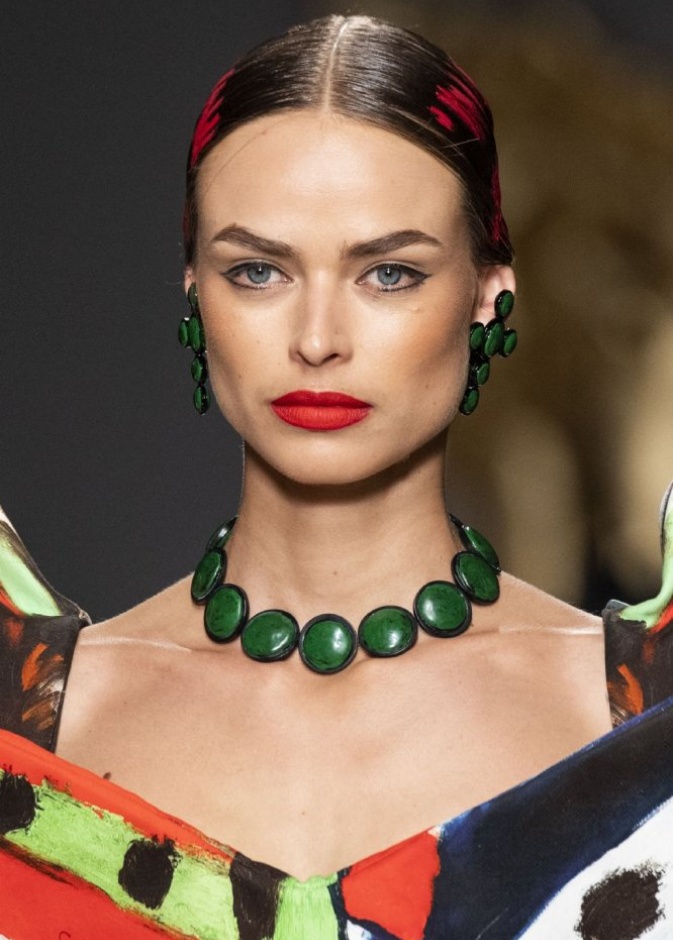 طريقة عمل كونتور الشفاه الأحمر المات من Moschino