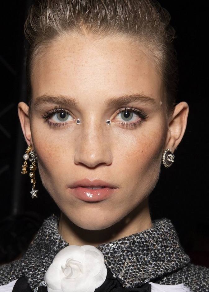 مكياج طبيعي مع البلاشر لاخفاء الوجه الشاحب اثناء الحجر المنزلي