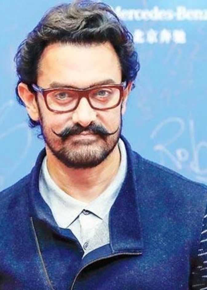 عامر خان قدم مساعدات مالية للعاملين بأجر يومي