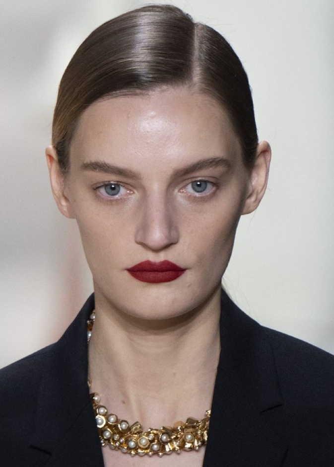 طريقة عمل مكياج الشفايف الدائم بالخطوات في الحجر المنزلي من دار Jil Sander