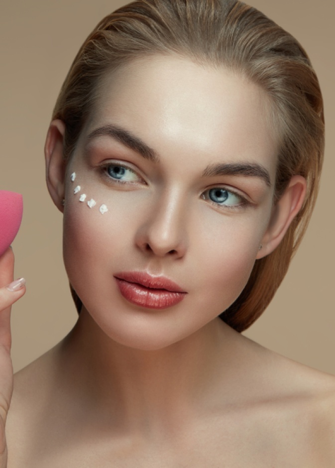  ضعي الهايلايتر على خديك لمنح بشرتك اشراقاً خاصاً