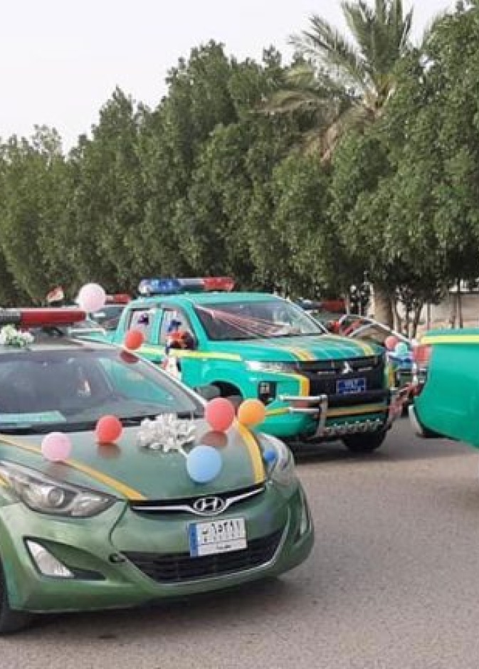  الشرطة العراقية قامت بتزيين السيارات لموكب العروسين
