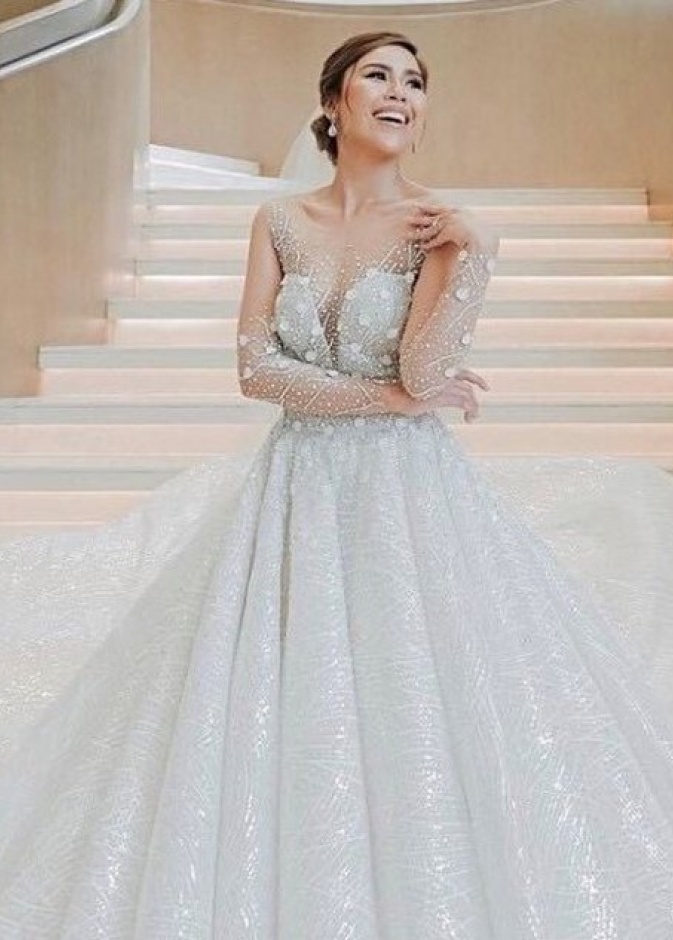  العروس تينجوي وهي مرتدية فستان الزفاف الذي قررت بيعه