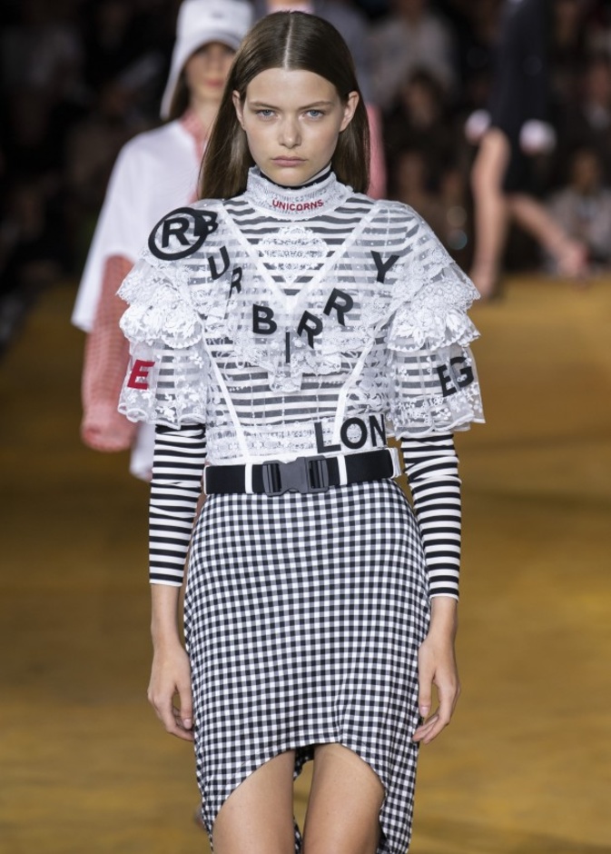  اطلالة من تصميم burberry