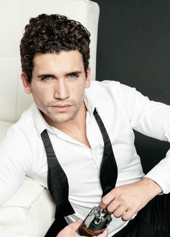 أناقة جايمي بالقميص الأبيض بأسلوب راقي مع البو تاي