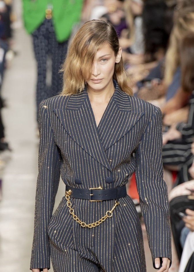 اكسسوارات الحزام الجلدي مع السلاسل الذهبية من Michael Kors