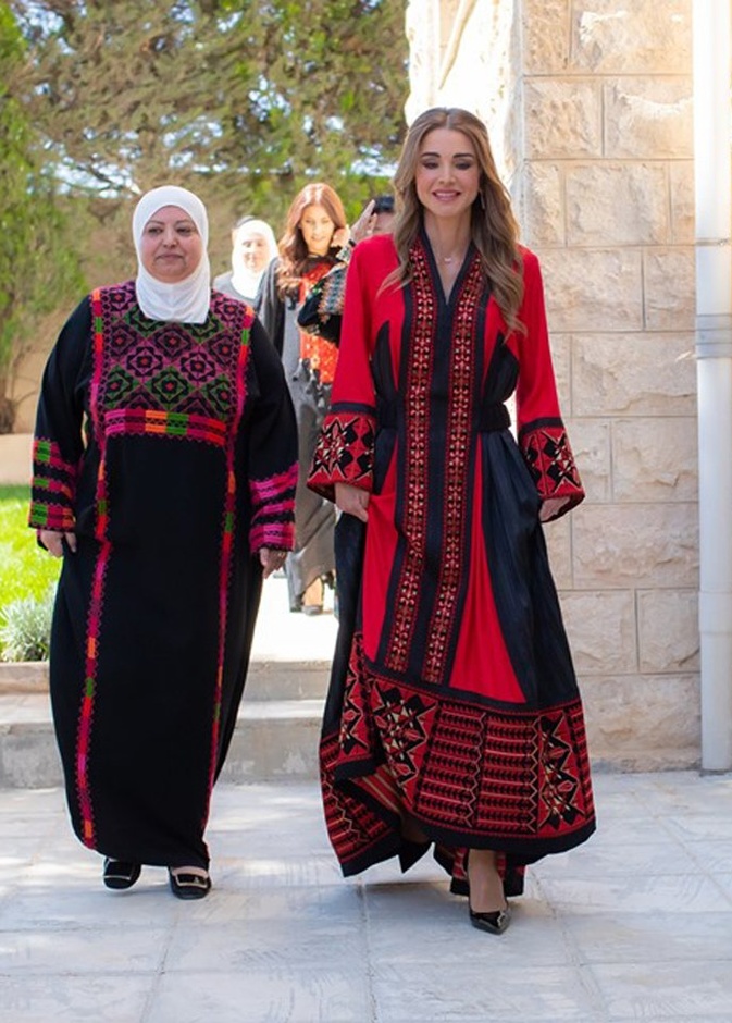 اجمل عبايات الملكة رانيا لتتألقي بها في رمضان 2020