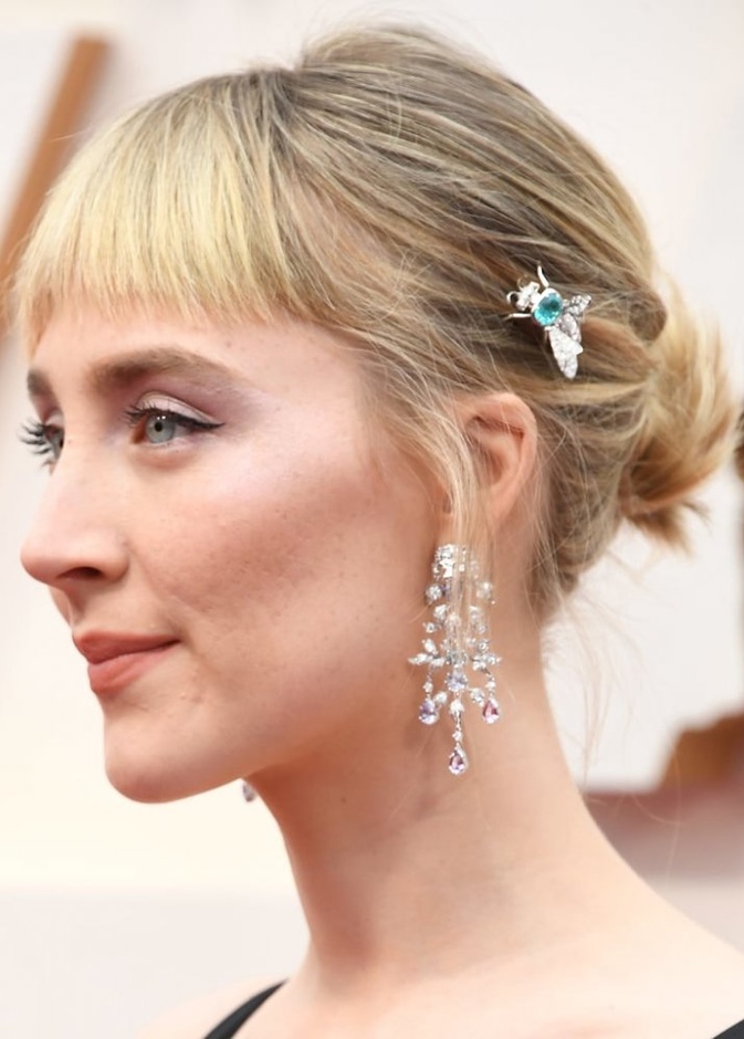 أناقة سيرشا رونان بأقراط واكسسوار للشعر من غوتشي Gucci