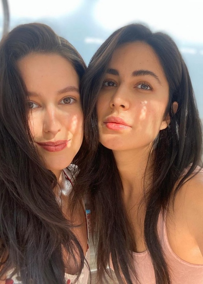 كاترينا كيف وشقيقتها بقمصان متشابهة