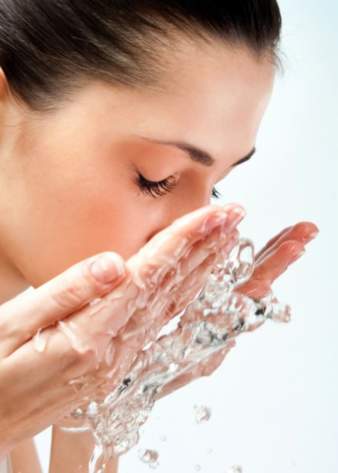 غسل العيون بالماء أول طرق الإسعافات الأولية لدخول الكلور