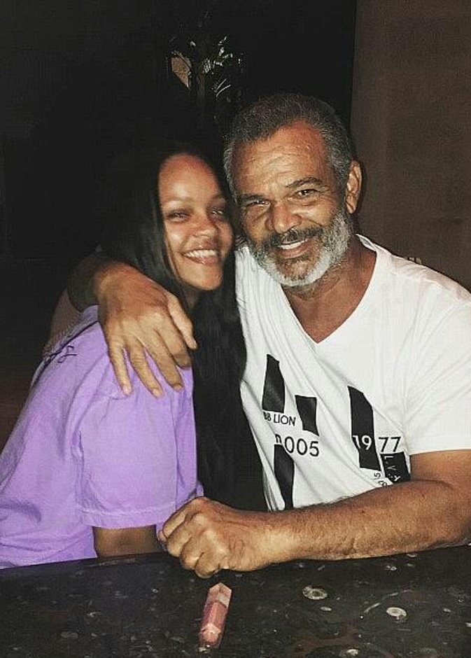 ريهانا و والدها 