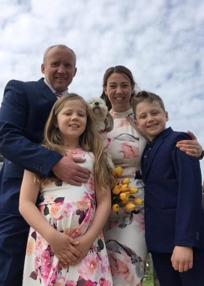  الوالدان مع طفلهما في يوم الزفاف