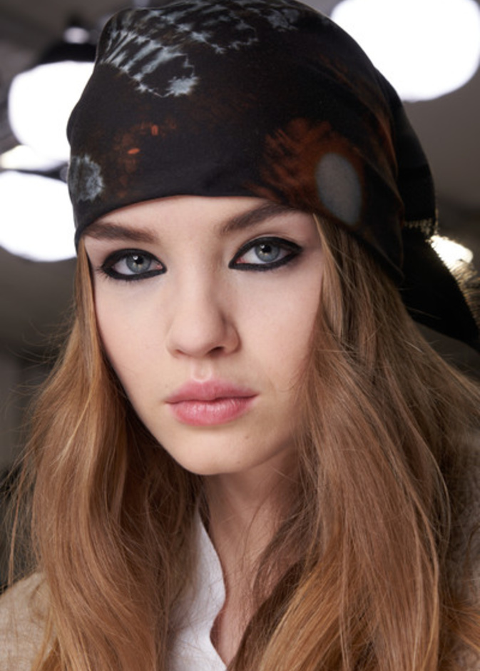 رسمات آيلاينر سوداء عريضة على الجفون العليا لرمضان 2020 من Dior