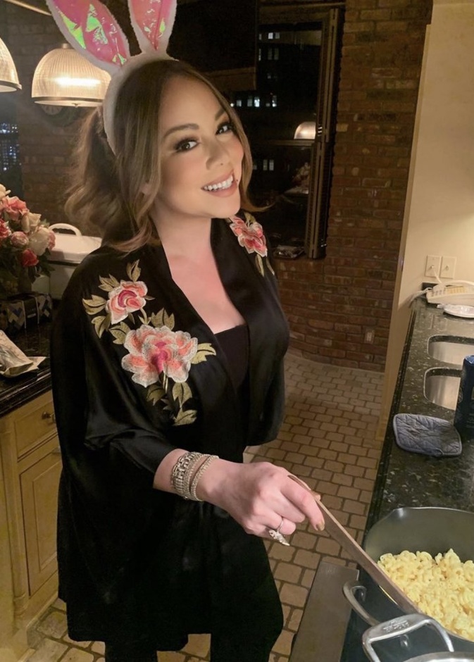 ماريا كاري تحضر الطعام لأولادها بطريقة مرحة في المنزل