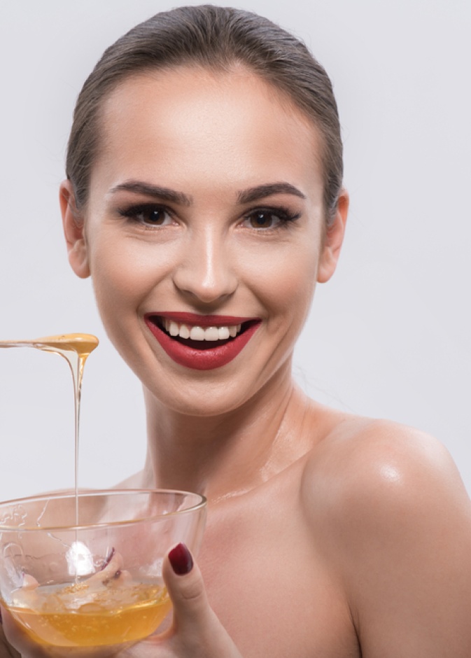 العسل يعد مكون مناسب لحل مشكلة بشرتك الحساسة