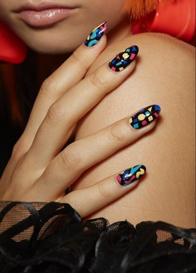 رسومات اظافر ملونة ومزخرفة اختاريها أثناء الحجر المنزلي من Jeremy Scott