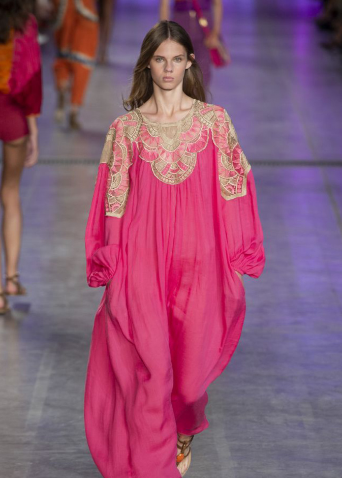 أزياء ربيعية محتشمة للمحجبات مع القفاطين الزهريةمن Alberta Ferretti