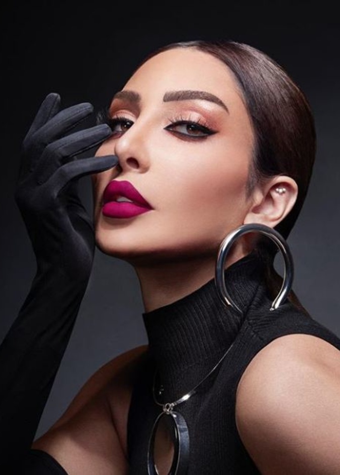 طريقة عمل مكياج عيون ملون لإطلالة مشرقة في الحجر المنزلي