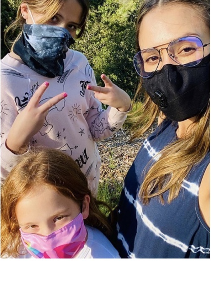 جيسيكا ألبا وبناتها حريصات على ارتداء الكمامات في نزهتهم الصغيرة