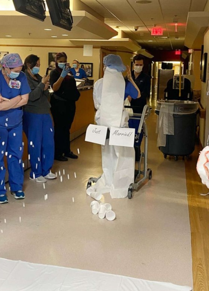  حفل زفاف افتراضي في مستشفى امريكي في زمن كورونا