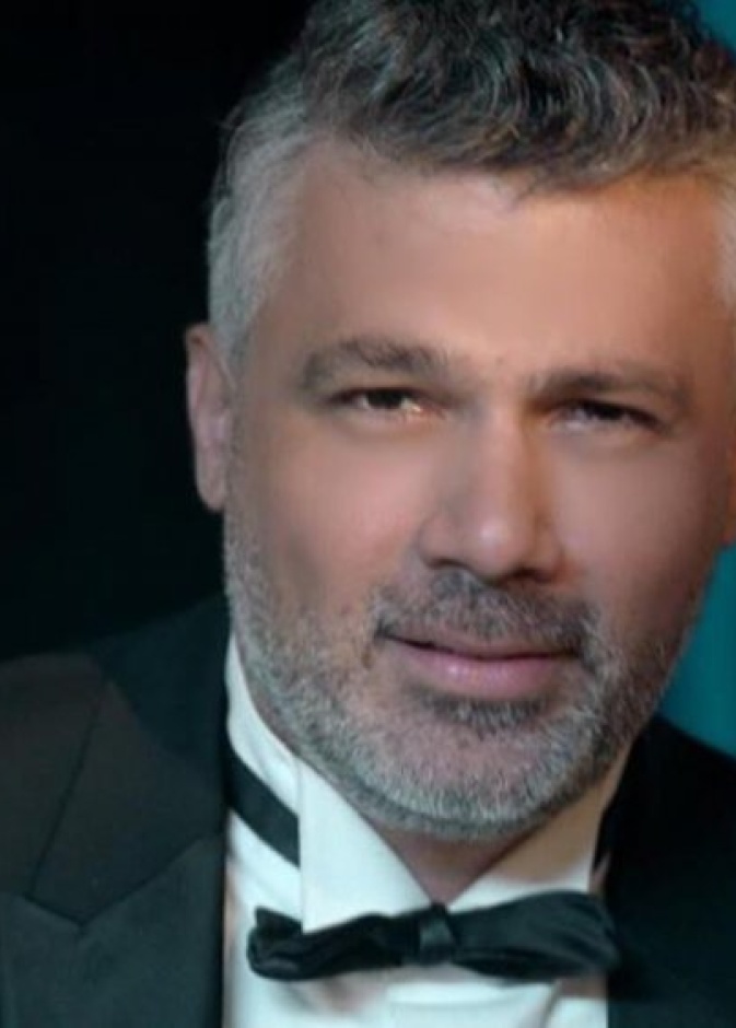 احتفل الفنان فارس كرم بزفاف سري