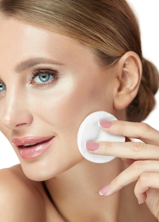 التنظيف اليومي والعميق مبدأ أساسي للبشرة الدهنية