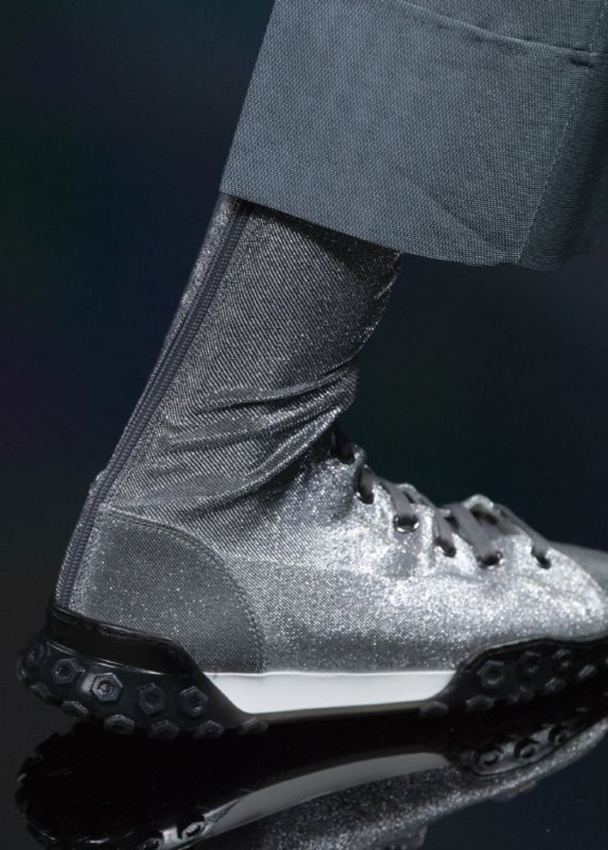 صيحة الأحذية المعدنية لإطلالاتك في رمضان 2020 من Emporio Armani