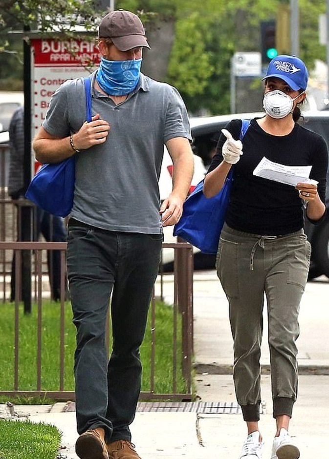 ارتدت توب أسود نسّقت معها سروال باللون الزيتي من ماركة James Perse