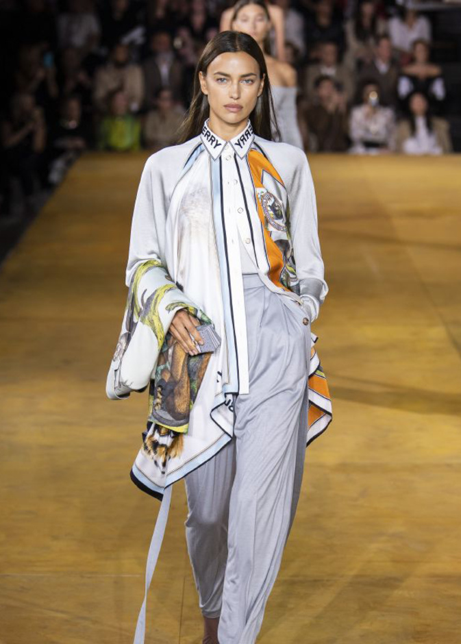 موضة القمصان الواسعة والطويلة لاطلالاتك في رمضان 2020 من Burberry