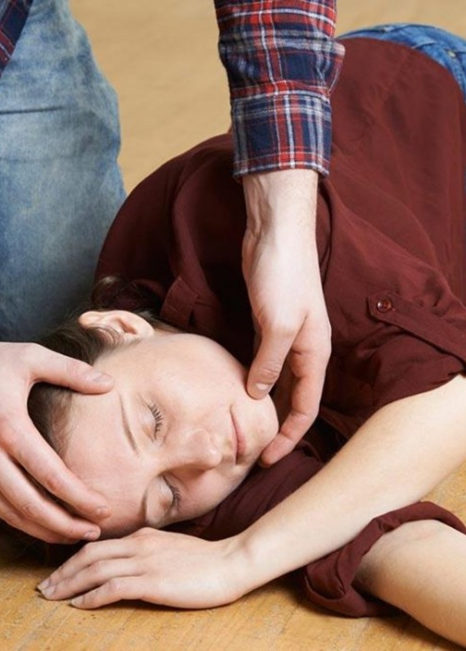  خلال نوبة التشنج يجب التأكد من تنفس المصاب