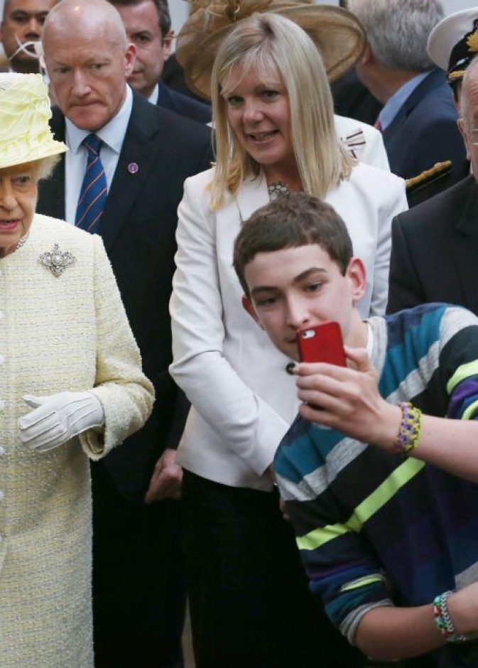 "سيلفي" العائلة المالكة البريطانية.. أجمل اللقطات من الملكة إليزابيث الثانية وحتى ميغان ماركل