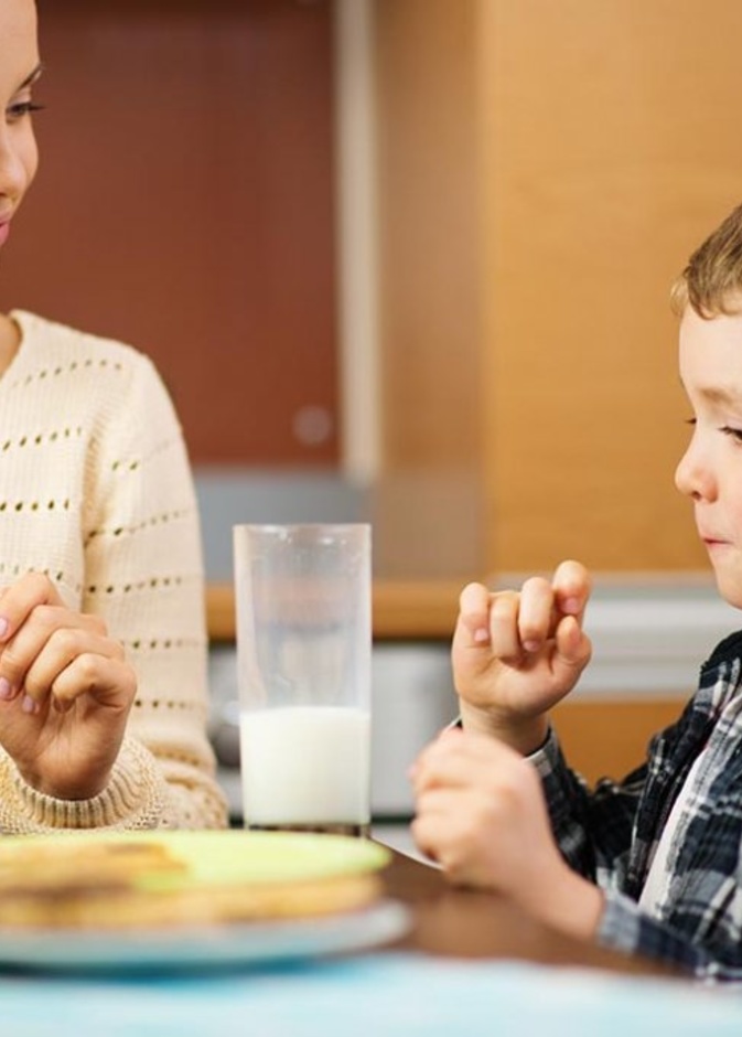 4 أخطاء للأم تفسد فرحة الطفل بالصيام 